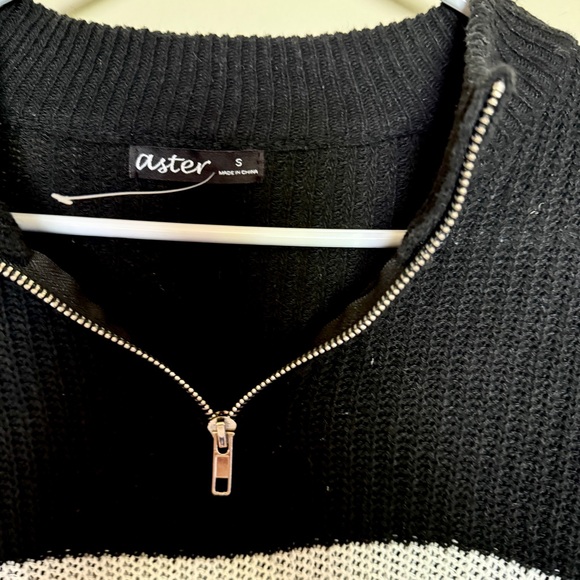 🆕 Black and White Striped Sweater ❤️ - Picture 2 of 3